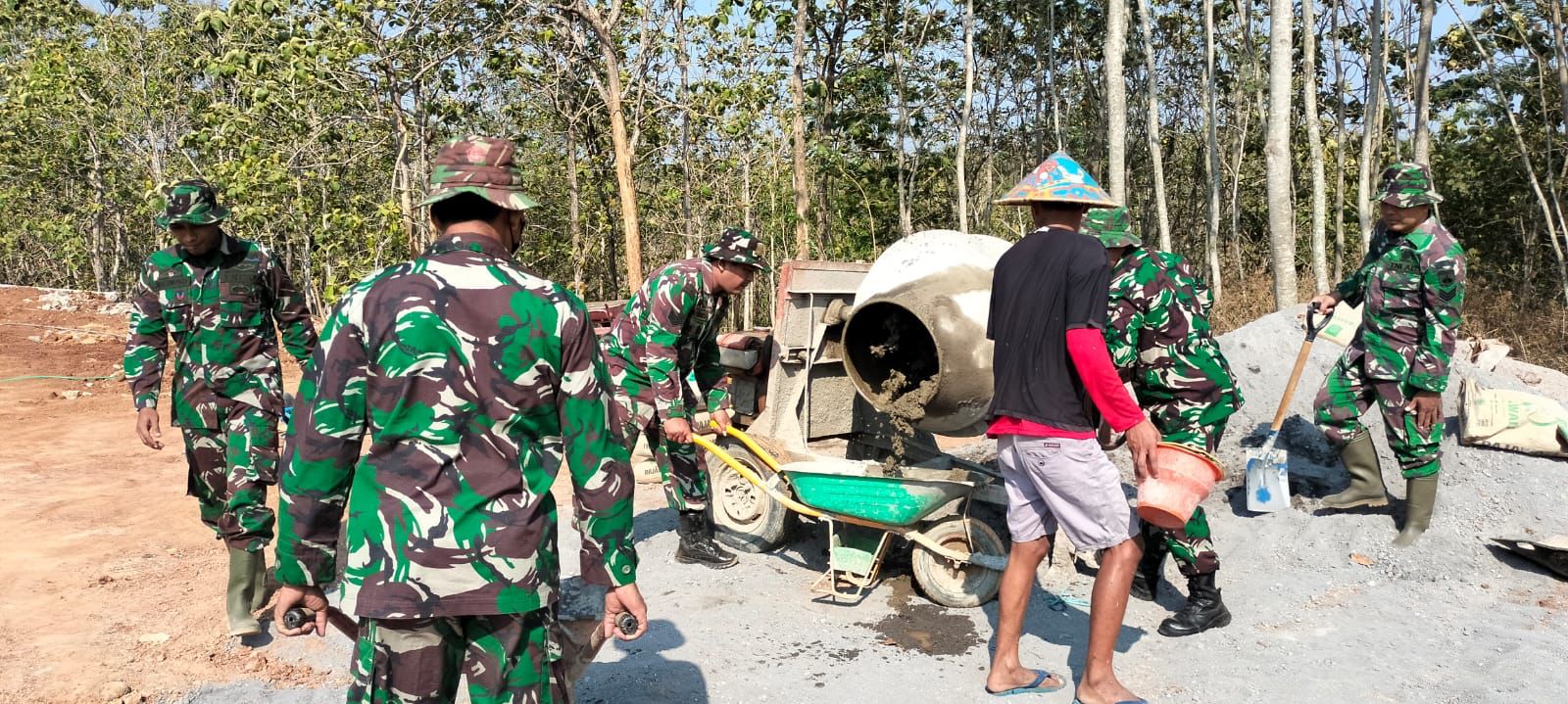 Terik Matahari Tak Kendorkan Semangat Satgas TMMD Reguler Ke-118 Kodim 0728/Wonogiri Dan Warga