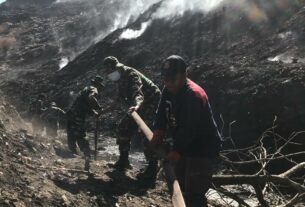 Terik Panas Tidak Mengendorkan Semangat Koramil 04/Jebres Bantu Pemadaman Titik Api Kebakaran TPA Sampah Putri Cempo