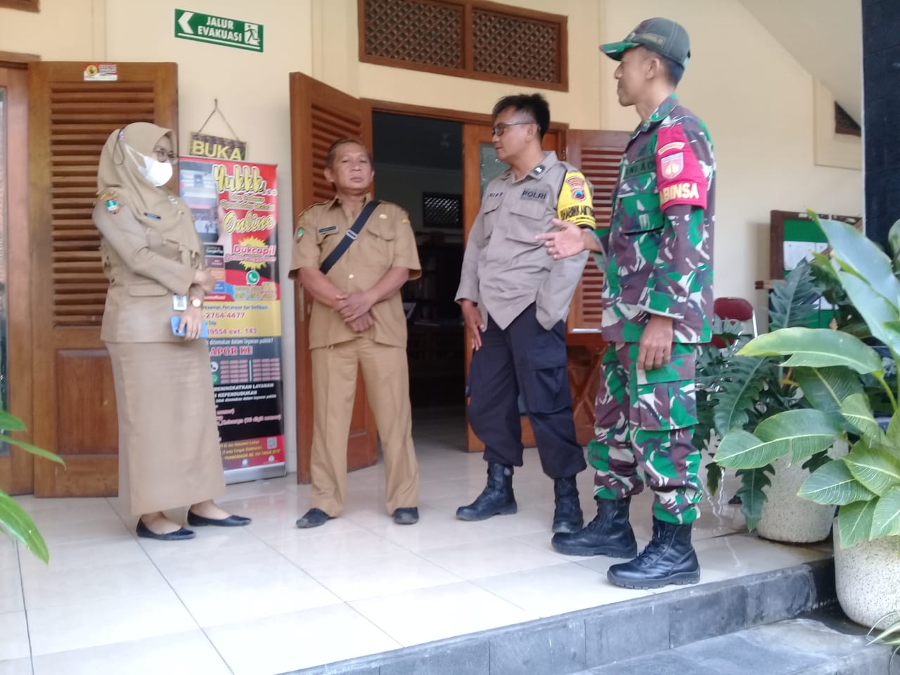 Cekatan..!! Tindak Lanjuti Aduan Warga, Babinsa Keprabon Bersama Lurah Berikan Himbauan Dan Edukasi 