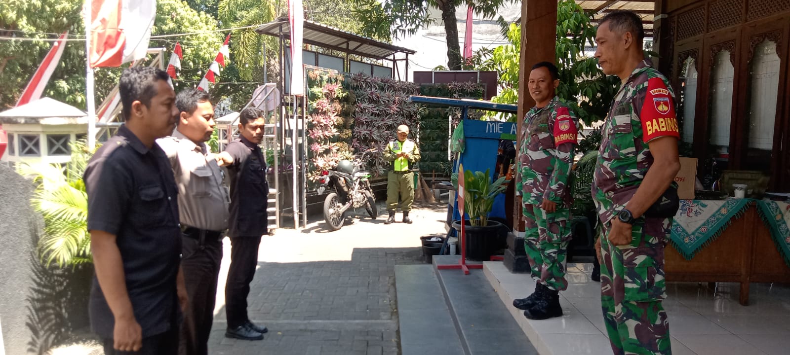 Tingkatkan Disiplin Dalam Tugas Babinsa Kelurahan Nusukan Bekali Materi PBB Kepada Security Taman Cerdas