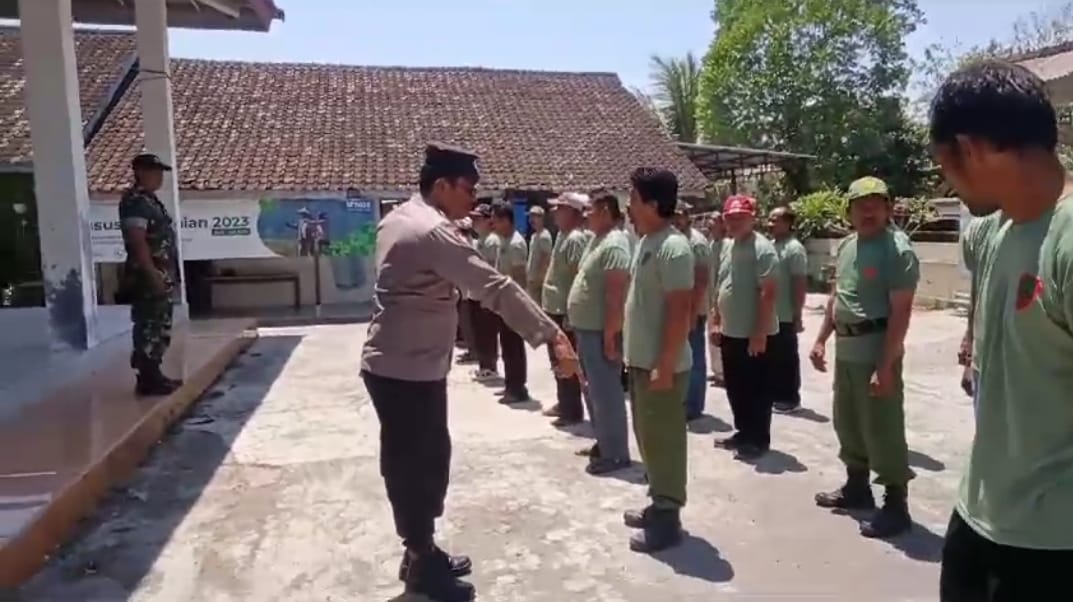 Tingkatkan Kedisplinan, Babinsa dan Babinkamtibmas Latih PBB Linmas