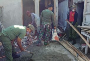 Tulus Ikhlas, Babinsa Kelurahan Banjarsari Bersama Bersama Linmas Bantu Proses Bedah Rumah Warga