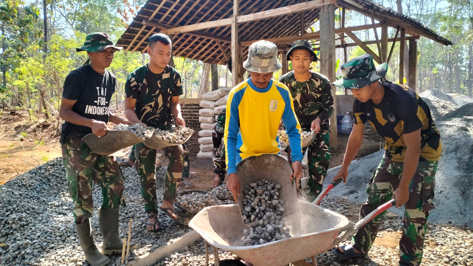 Usia Tak Batasi Katimin Ikut Sukseskan TMMD Di Desanya