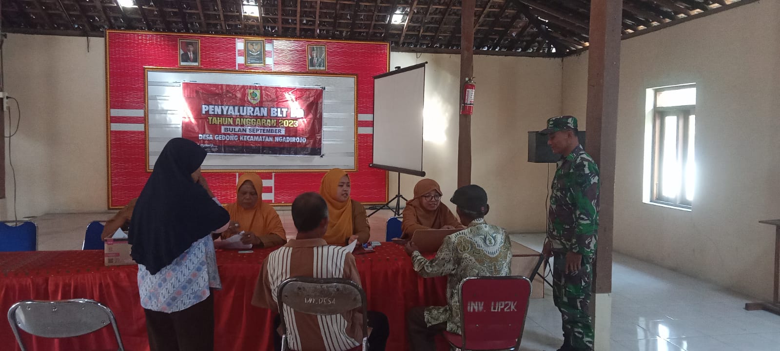 Warga Terima BLT DD, Masing-Masing Babinsa Koramil 03/Ngadirojo Turun Berikan Pendampingan