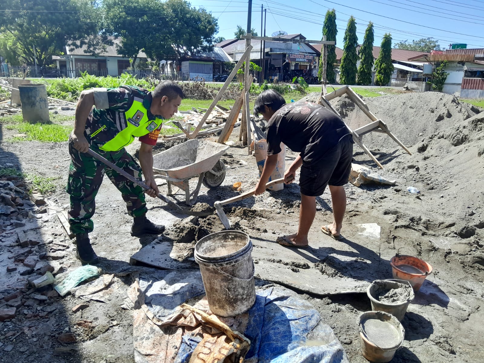 Kendati Tanggal Merah, Babinsa Koramil 03/Kaway XVI Tetap Melakukan Tugas Abdi Negara Yakni Membantu Warga Membangun Rumah