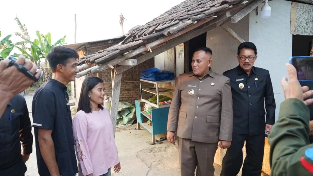 Orang Nomor Satu Di Lamsel Berikan Bedah Rumah Kepada Warga Sri Pendowo