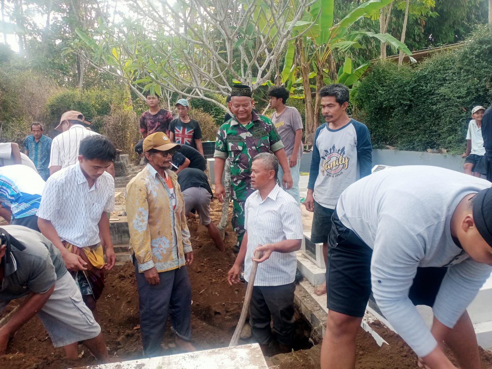 Wujud Kepedulian, Babinsa Laksanakan Takziah ke Warga Binaan