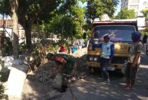 Wujud Kepedulian Lingkungan, Babinsa Purwosari Kerja Bakti Dengan Warga Binaan