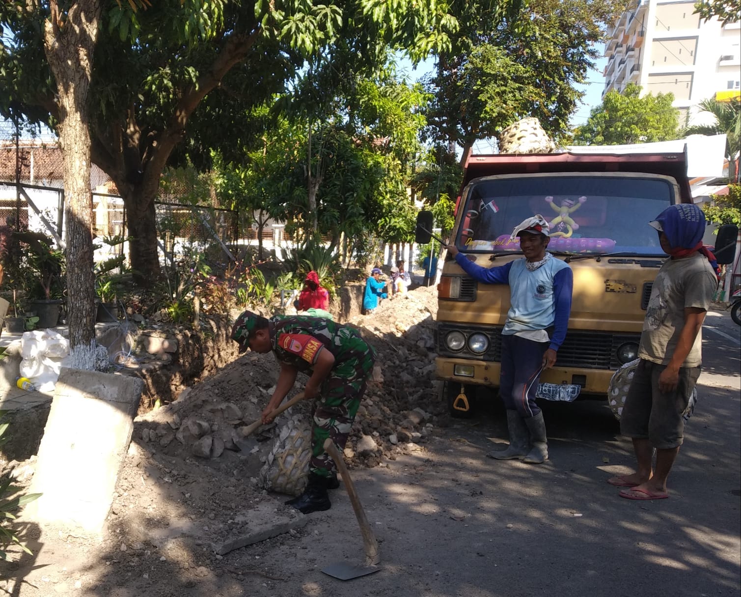 Wujud Kepedulian Lingkungan, Babinsa Purwosari Kerja Bakti Dengan Warga Binaan