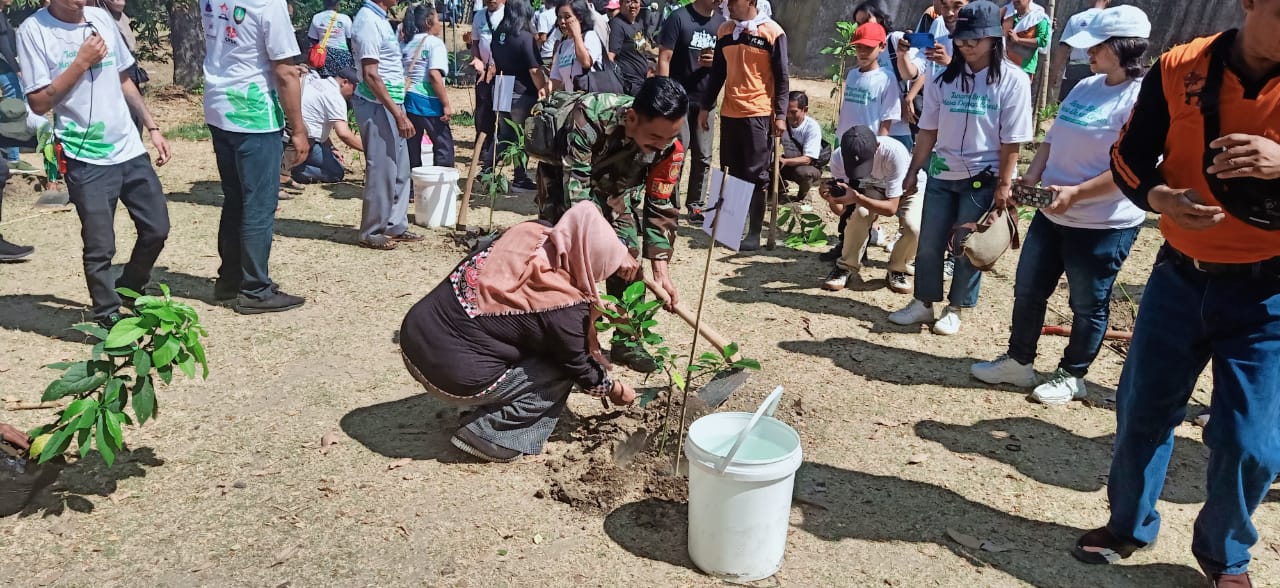 Babinsa Pucangsawit Ikuti Kegiatan Bakti Sosial Gerakan Peduli Sekitar Kita,Tanam Buah Masa Depan Cerah Dari Perkumpulan Umat Budha Indonesia