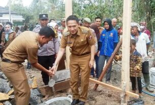 Ardian Saputra lakukan peletakan batu pertama program RST dari Kementerian Sosial RI