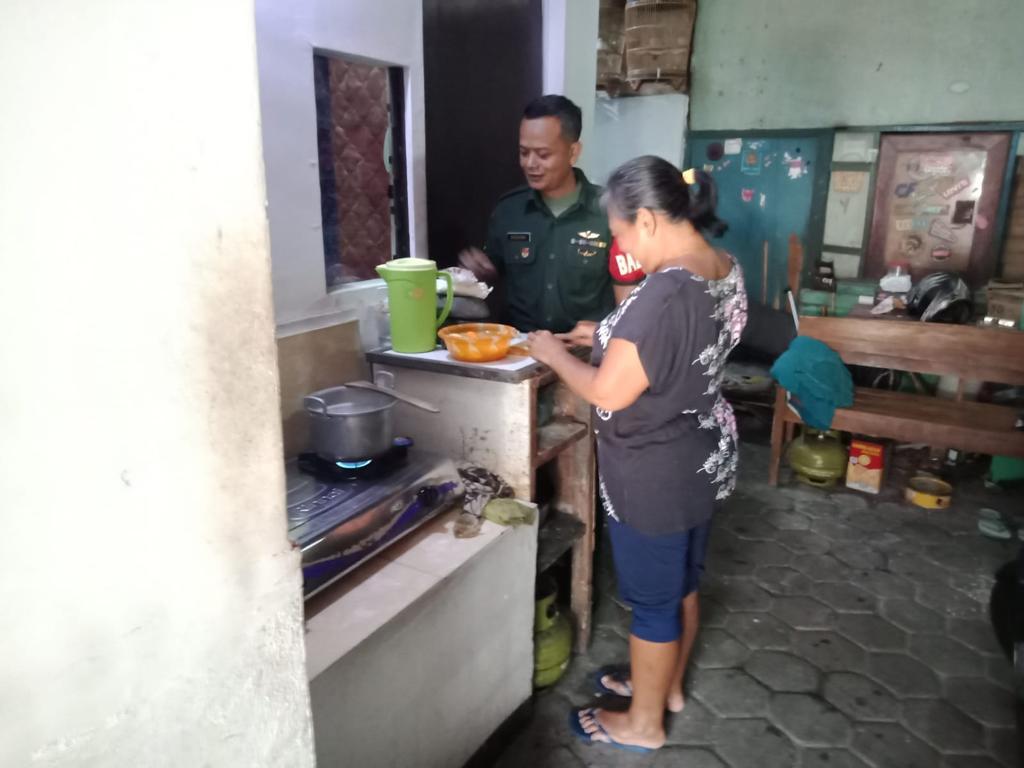 Babinsa Kepatihan Wetan Blusukan ke Dapur, Jalin Kedekatan Dengan Warga Binaan