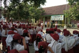 Babinsa Koramil 09/Giritontro Jabat Pembina Upacara Di SDN 2 Giritontro