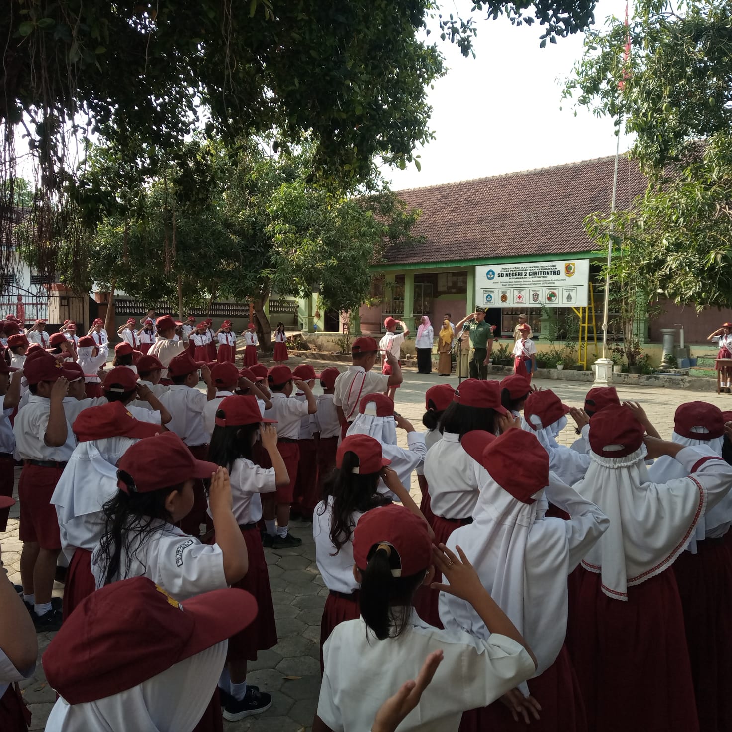 Babinsa Koramil 09/Giritontro Jabat Pembina Upacara Di SDN 2 Giritontro