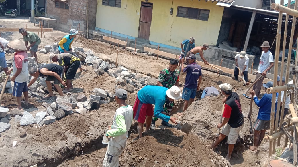 Babinsa Koramil Banyudono Ikut gotong Royong Pembangunan Mushola