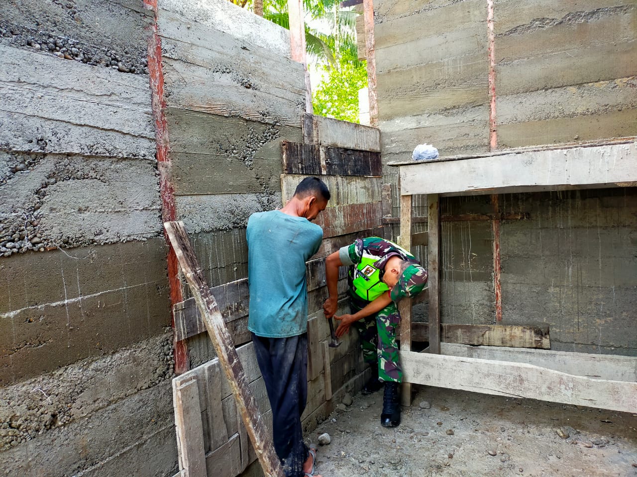 Babinsa Koramil 10/WB Tulus Ikhlas Membantu Proses Pembangunan Rumah Milik Warga Binaan
