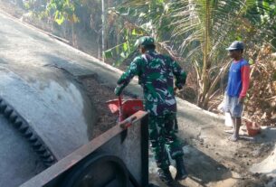 Babinsa Simo Terjun Langsung Gotong Royong Pengecoran Rabat Beton