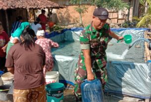 Babinsa Wonosegoro Turut Distribusikan Air Bersih Kepada Warga