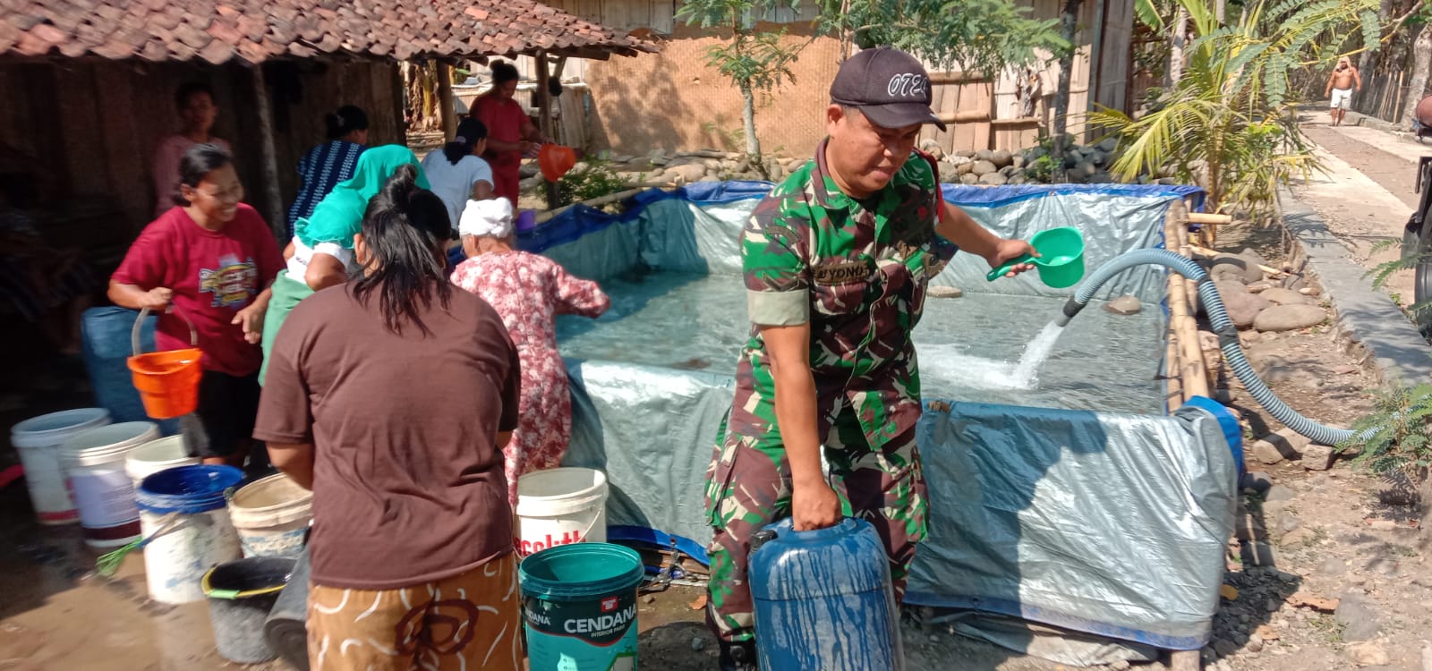 Babinsa Wonosegoro Turut Distribusikan Air Bersih Kepada Warga
