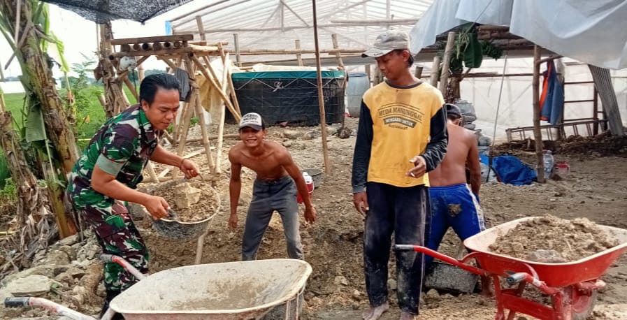 Bangkitkan Semangat Gotong Royong, Babinsa Bantu Bangun Talud