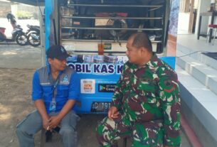 Bangun Kedekatan Dan Keakraban, Babinsa Kelurahan Sondakan Komsos Dengan Petugas Mobil Loket PDAM