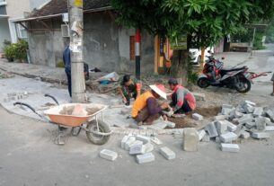 Bantu Pasang Paving Blok, Babinsa Tumbuhkan Semangat Gotong Royong