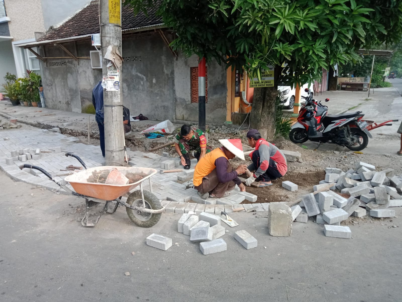 Bantu Pasang Paving Blok, Babinsa Tumbuhkan Semangat Gotong Royong