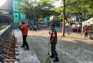 Begini Cara Babinsa Kelurahan Jebres Dalam Menjaga Kebersihan Lingkungan