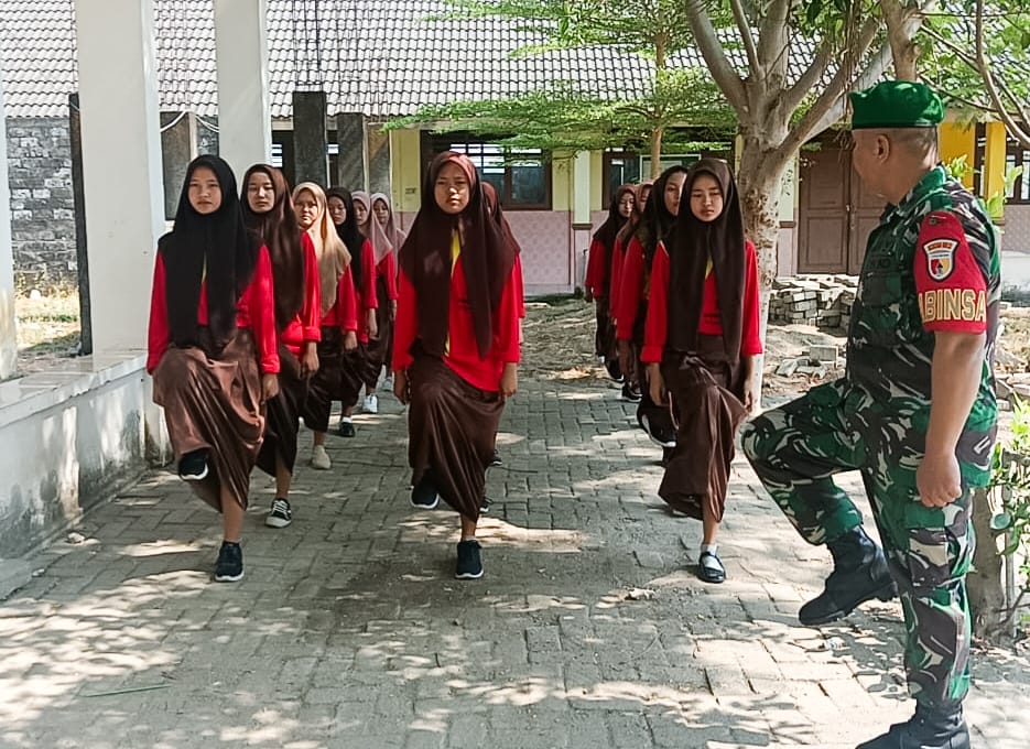 Bentuk Mental dan Karakter Tangguh, Babinsa Koramil Sumberrejo Bojonegoro berikan Penguatan Bela Negara Puluhan Pelajar