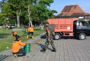Bersama Tim Saberling, Babinsa Keprabon Laksanakan Kerja Bakti Pembersihan di Lapangan Pamedan Puro Mangkunegaran