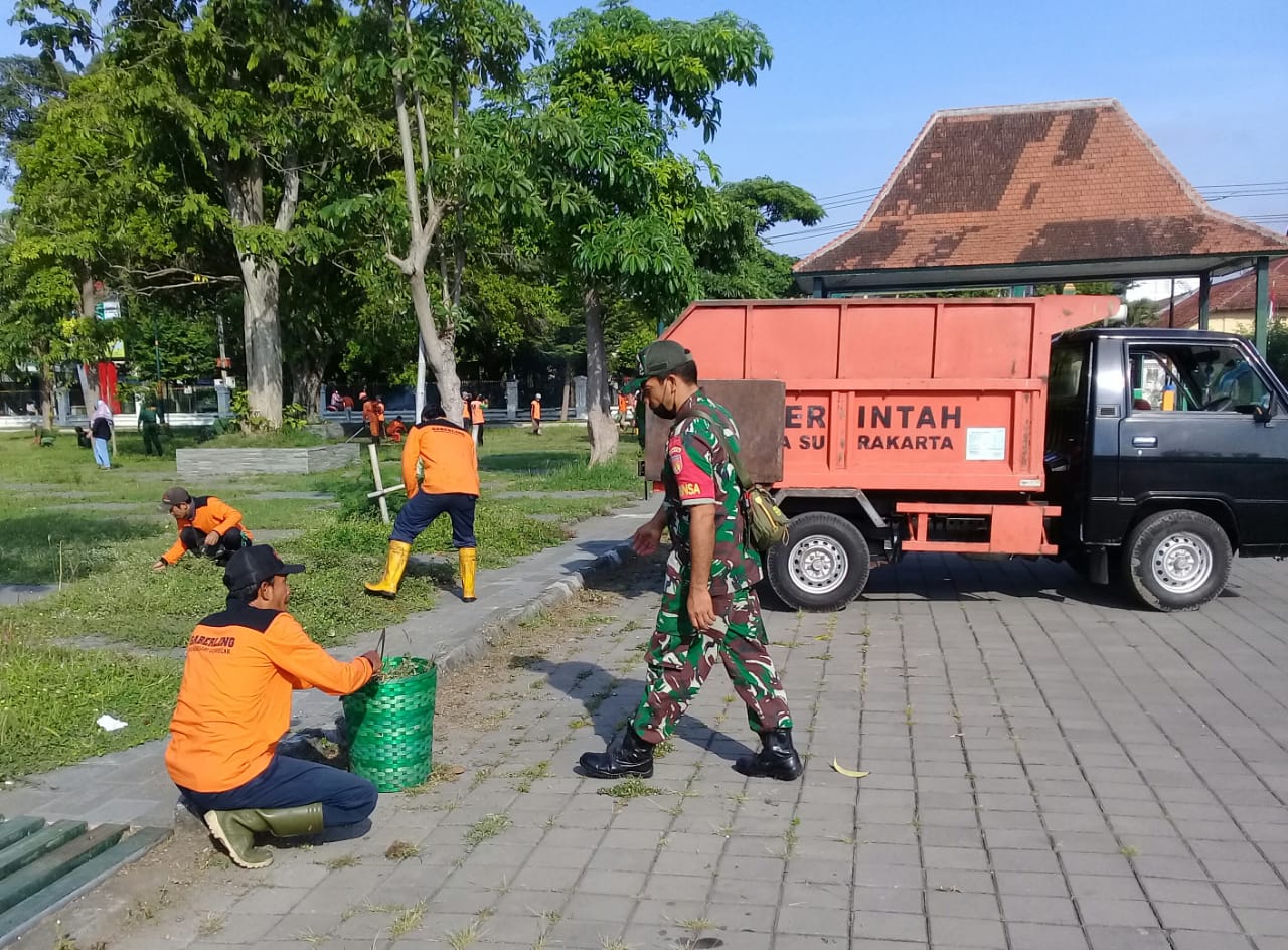 Bersama Tim Saberling, Babinsa Keprabon Laksanakan Kerja Bakti Pembersihan di Lapangan Pamedan Puro Mangkunegaran