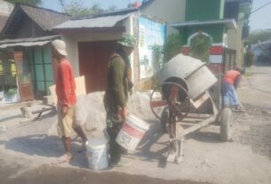 Bersama Warga, Babinsa Punggawan Gotong-royong Membuat Saluran Air