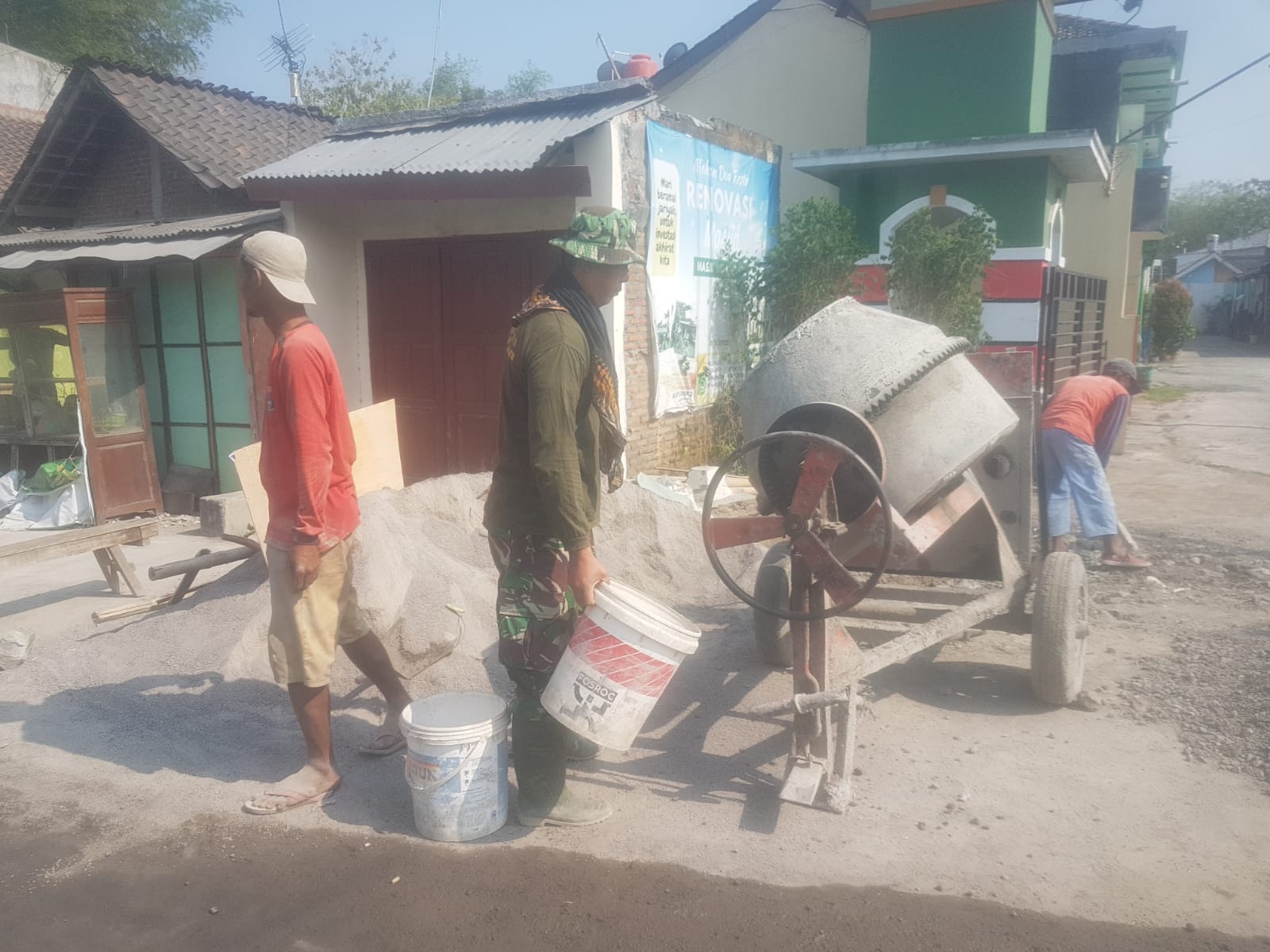 Bersama Warga, Babinsa Punggawan Gotong-royong Membuat Saluran Air