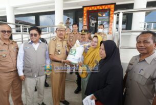 Bupati Agus Istiqlal lepas sekaligus menyerahkan secara simbolis penyaluran bantuan beras