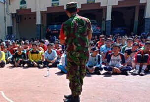 Cegah Dampak Cuaca Panas Babinsa Gilingan Berikan Penyuluhan Kepada Pelajar SMA N 1 Surakarta