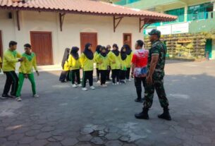 Ciptakan Generasi Sehat, Bati Bakti TNI Koramil 03 / Serengan Pimpin Senam Bersama Pelajar