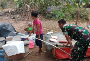 Dampak Kemarau Panjang, Babinsa Salurkan 3000 Liter Air Bersih Untuk Warga Desa Guno