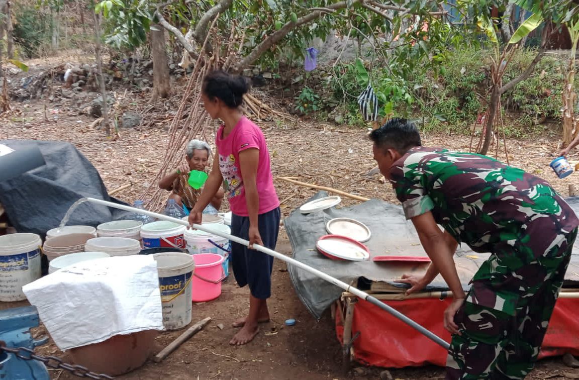 Dampak Kemarau Panjang, Babinsa Salurkan 3000 Liter Air Bersih Untuk Warga Desa Guno