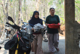 Dengan Sukarela, Warga Kirim Makanan Maupun Minuman Bagi Satgas TMMD