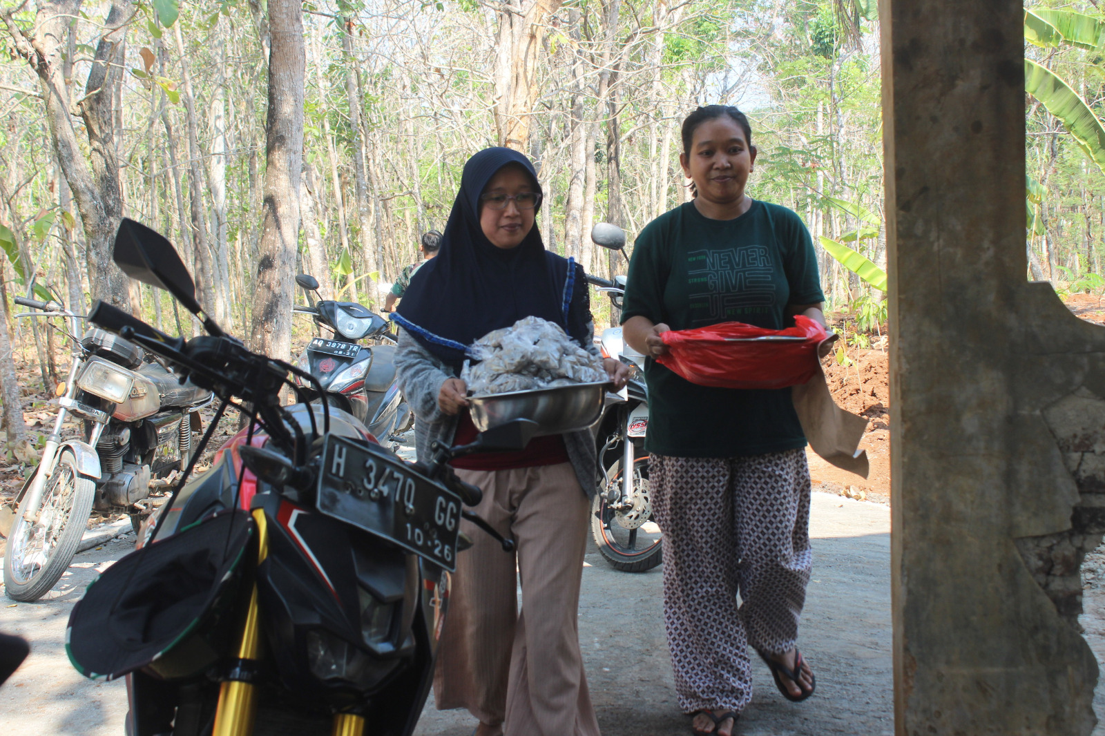 Dengan Sukarela, Warga Kirim Makanan Maupun Minuman Bagi Satgas TMMD