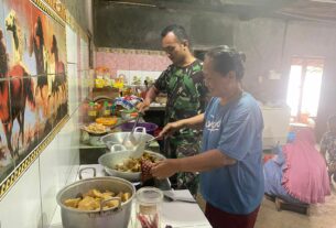 Di Dapur, Ibu-Ibu Tak Kalah Semangat Siapkan Makanan Untuk Satgas