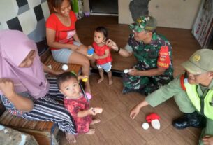 Door to Door, Babinsa Kelurahan Pucangsawit Edukasi Pencegahan Stunting di Wilayah Binaan