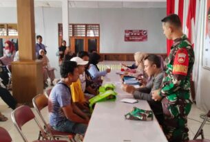 Dukung Program Penanganan Stunting, Babinsa Dampingi Berikan Batuan Makanan Sehat
