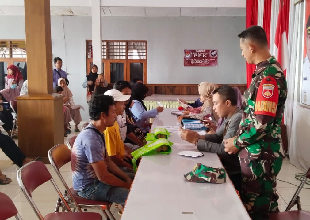 Dukung Program Penanganan Stunting, Babinsa Dampingi Berikan Batuan Makanan Sehat