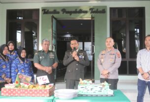 Eratkan Sinergitas TNI-Polri, Puluhan Anggota Polres Beri Kejutan HUT TNI Ke-78 di Kodim 0410/KBL