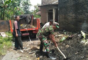Gandeng Linmas Dan Tim Saberling, Babinsa Banjarsari Bersama Warga Gotong Royong Bersihkan Lingkungan