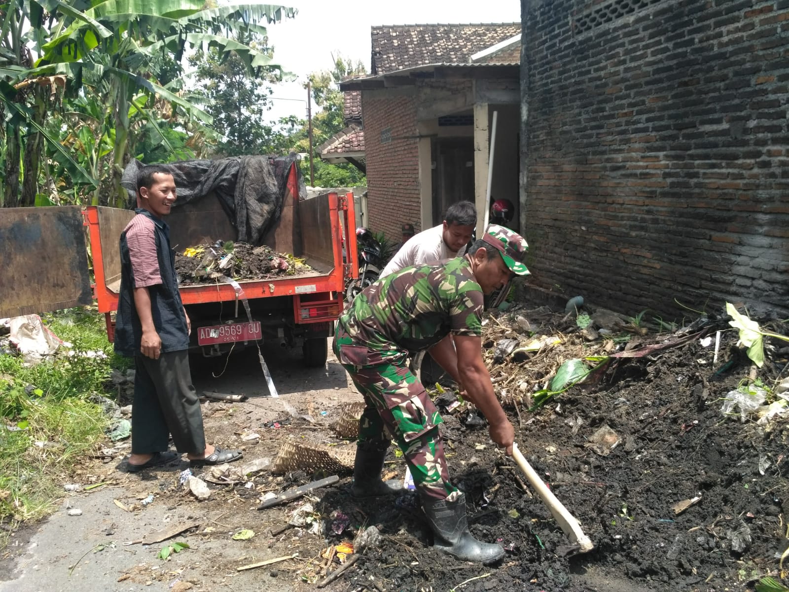 Gandeng Linmas Dan Tim Saberling, Babinsa Banjarsari Bersama Warga Gotong Royong Bersihkan Lingkungan