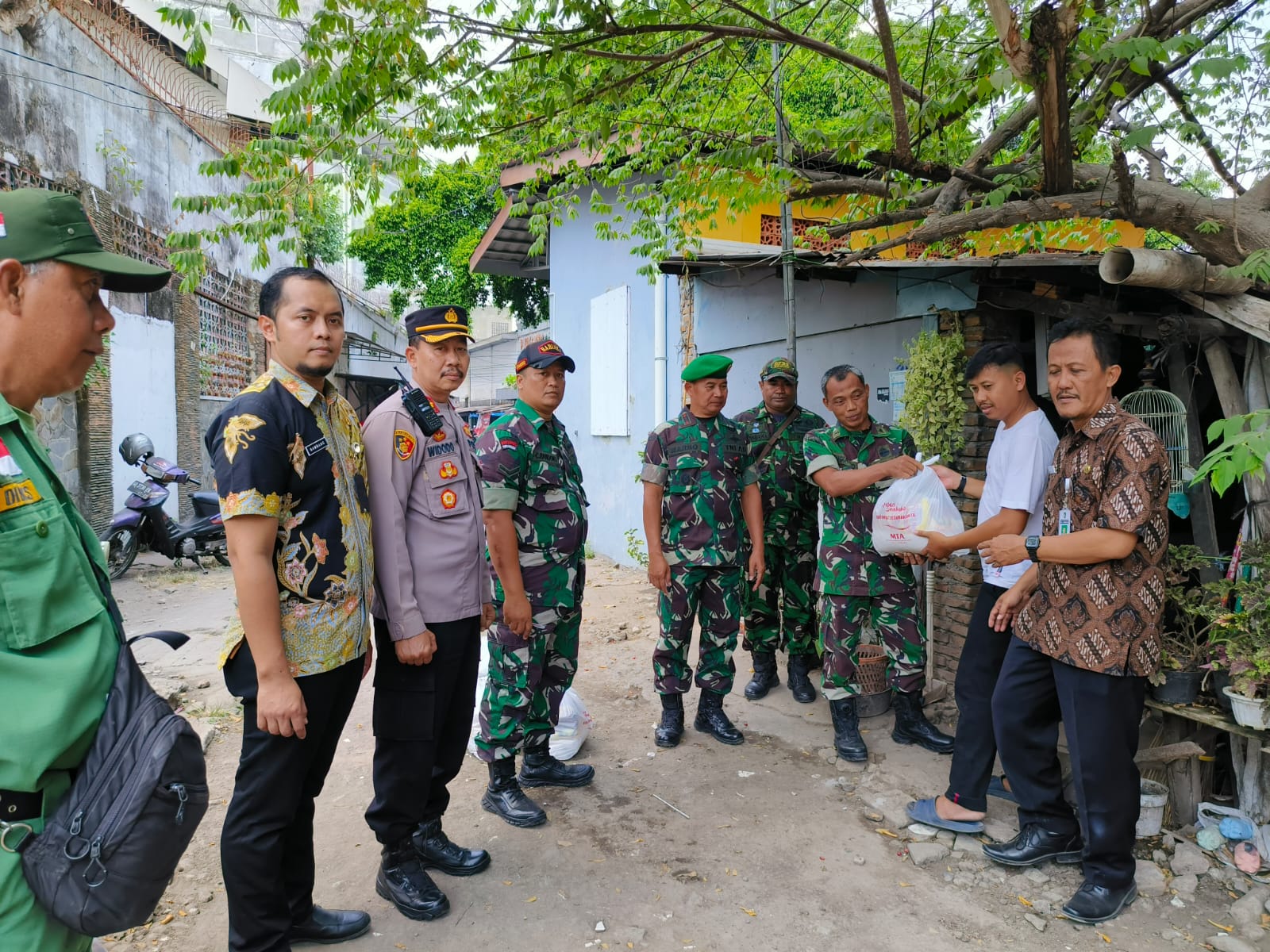 Sambut HUT ke 78 TNI dan HUT ke 73 Kodam IV/Dip, Koramil 03/Serengan Gandeng Muspika Bagikan Sembako.