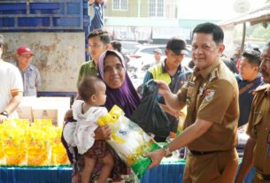 Gelar Pasar Murah Pj Bupati Tubaba Menyerahkan Paket Beras