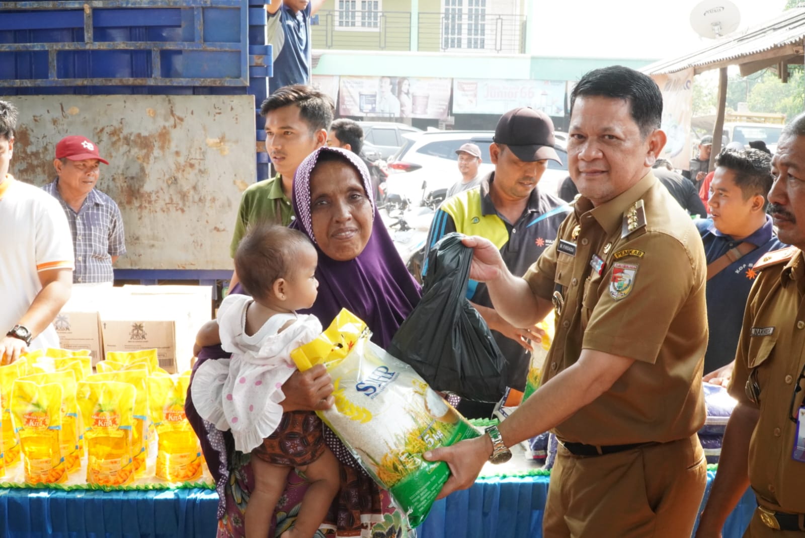 Gelar Pasar Murah Pj Bupati Tubaba Menyerahkan Paket Beras